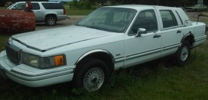 lot 1 image: 1992 Lincoln Town Car 4 door  - V8.