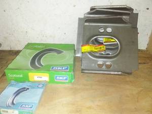 lot 34 image: NEW  Bracket Euclid E-2518A Brake, Chamber, Bracket.
