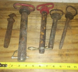 lot 37 image: 5 Hitch pins.