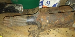 lot 40 image: PTO Sharft & more. hardware.