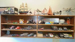 lot 216 image: Wall Shelf with contents - see pictures for details. Model 125 scale cars.