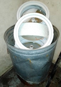 lot 71 image: 30 gallon trash can & light fixtures