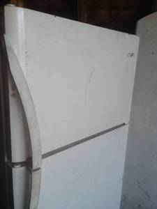 lot 142 image: Frigidaire Refrigerator 18.2 cu. ft. - works Well.
