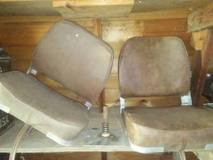 lot 104 image: 2 wise boat seats & stem mounts.