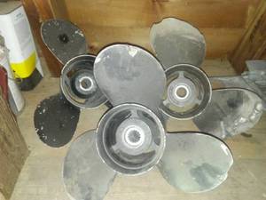 lot 110 image: 3 Propellers and Sting Ray hydroplane - see pictures for specs.