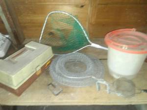 lot 114 image: Fishing gear Plano box, net, minnow, bucket, basket, fish De  Liar.