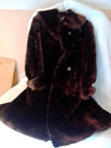 lot 234 image: Vintage Woman Fur Coat Pristine condition