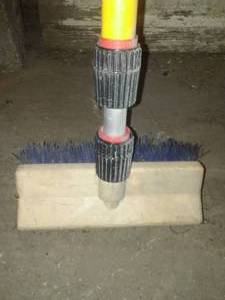 lot 184 image: 8 ft. Long extension broom to 15 ft. - Nice.Mr. Longboy
