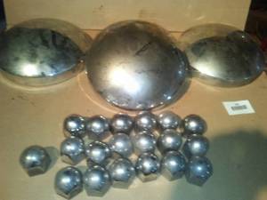 lot 295 image: 4 hubcaps & Lug nut covers.