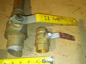 lot 315 image: 2 Brass shut off Valves.