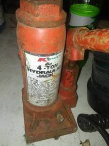lot 166 image: 4 ton hydraulic bottle jack & 12 Volt lights.