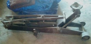 lot 194 image: 20 ton floor Jack massive. 5 foot base.