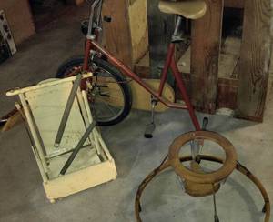 lot 277 image: Cool Vintage Pieces (3)