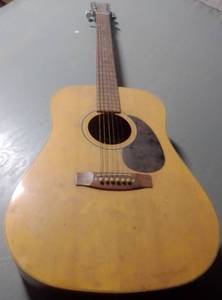lot 501 image: Rainier Guitar. Model RM20.