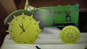 lot 522 image: John Deere lot Clock, Thermo Cup (New), computer game and more