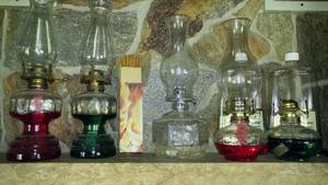 lot 529 image: 5 oil lamps and more.