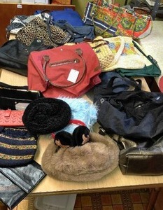 lot 539 image: 13 purses and more