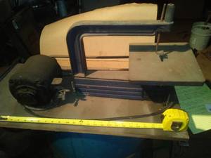 lot 322 image: Belt driven band saw 11  opening, powers up but smokes.