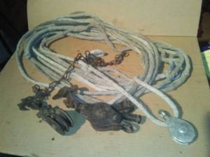 lot 323 image: Pulleys and rope - vintage  nice.
