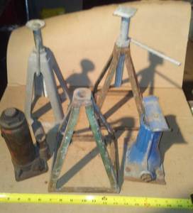 lot 326 image: 2 Hydraulic pumps & jack stands.