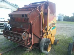 lot 124 image: Vermeer 604M roll bailer sileage pickup, DCF wide Pickup. Fire victim