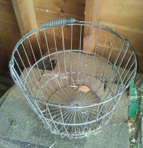lot 363 image: Vintage metal wire chicken egg basket