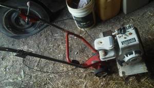 lot 367 image: Roto tiller, front tine, 3hp, Nice, pulls over well.