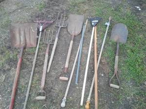 lot 382 image: Garden & outdoor tools. spades, shovels, rakes and forks.