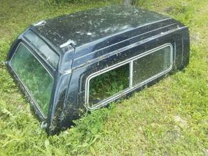 lot 387 image: 76 x 60 w Pick Up Topper. Fiberglass