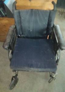 lot 417 image: Invacare Wheelchair & Seat pad, like new. Folds Easy, .