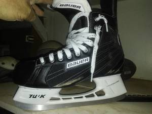 lot 428 image: Sporting Goods - Bauer Tuuk size 11.5 like new
