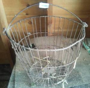 lot 362 image: Vintage metal wire chicken egg basket