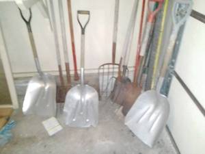 lot 445 image: Grain shovels, Pitch forks and more. Big value Lot