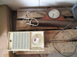 lot 5 image: Vintage Radio & Clock Untested ...