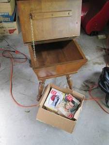 lot 89 image: Vintage Magazine Stand & Vintage TV...