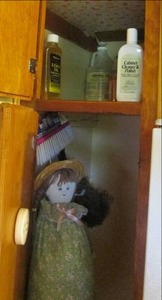 lot 125 image: Cabinet Full Of Cleaning Supplies, ...