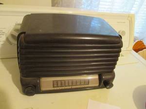 lot 137 image: General Electric Vintage Radio Mode...