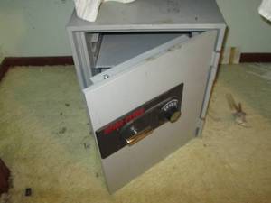 lot 152 image: Fyer Fyter Safe Has Bolt into Floo...