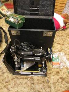lot 174 image: Singer Sewing Machine in Hard Trave...