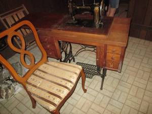 lot 251 image: Vintage Sewing Machine & Chair See...