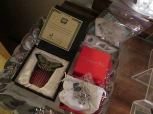 lot 142 image: Silver Tray With (2) Collectable Pi...