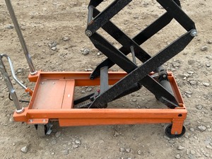 lot 1 image: Eco Scissor-Lift Work Cart