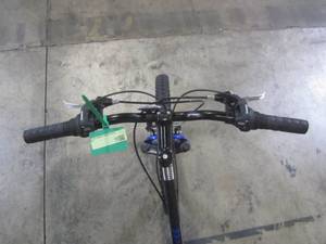 lot 18 image: Schwinn 24 Boys Sidewinder Boys Bike, BlackBlue