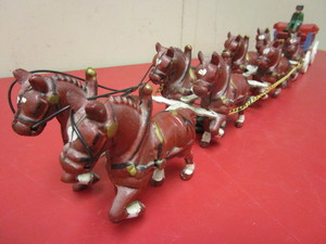 lot 901 image: VINTAGE CAST-IRON 8-CLYDESDALE HORSE FREIGHTBEER HITCH WAGON WITH DRIVER TOY