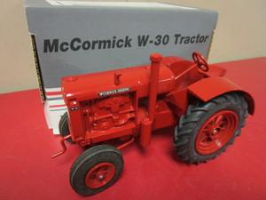 lot 906 image: VINTAGE MCCORMICK-DEERING W-30 TRACTOR, DIE CAST METAL TOY, 116 SCALE