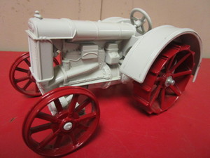 lot 911 image: VINTAGE FORDSON TOY TRACTOR, CAST METAL ERTL TOY, 116 SCALE