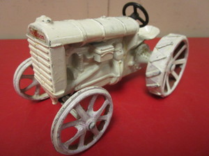 lot 912 image: VINTAGE FORDSON TRACTOR, CAST IRON TOY