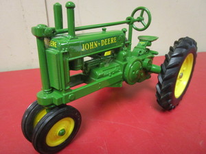 lot 913 image: VINTAGE JOHN DEERE TRACTOR, CAST METAL, MADE BY THE ERTL TOY COMPANY
