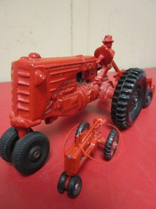 lot 914 image: VINTAGE MINNEAPOLIS-MOLINE TOY TRACTOR, WITH PULL-BEHIND IMPLEMENT, WITH A TRACTOR ORNAMENT