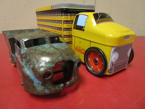 lot 918 image: VINTAGE TOY DUMP TRUCK, COCA-COLA DELIVERY TRUCK CANISTER